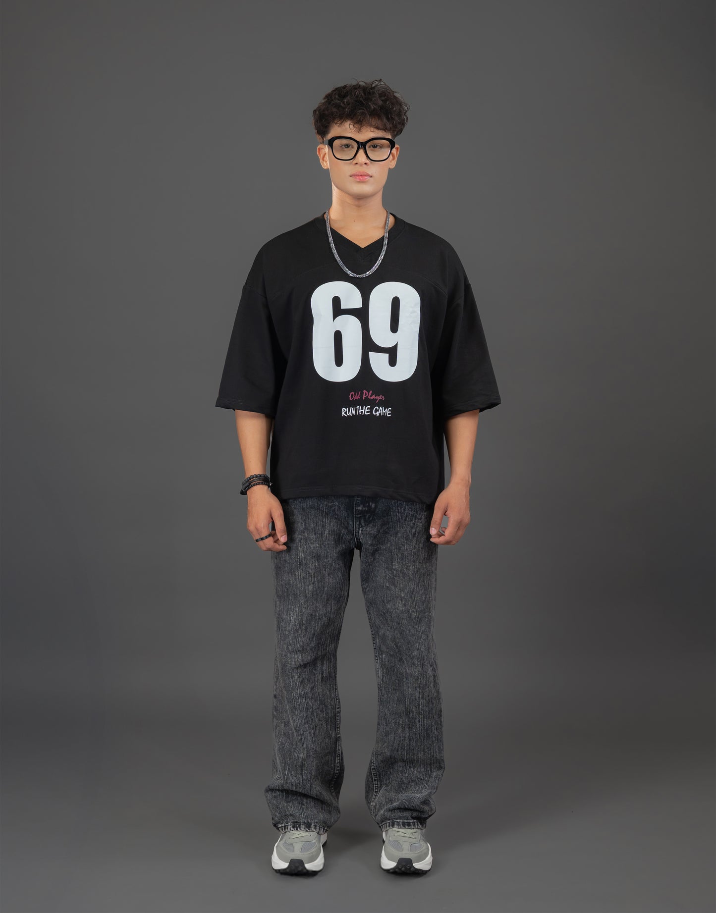 Statement oversized jersey with a drop-shoulder fit.
Bold front print, subtle logo at the back.
Made from premium 240 GSM terry cotton.
